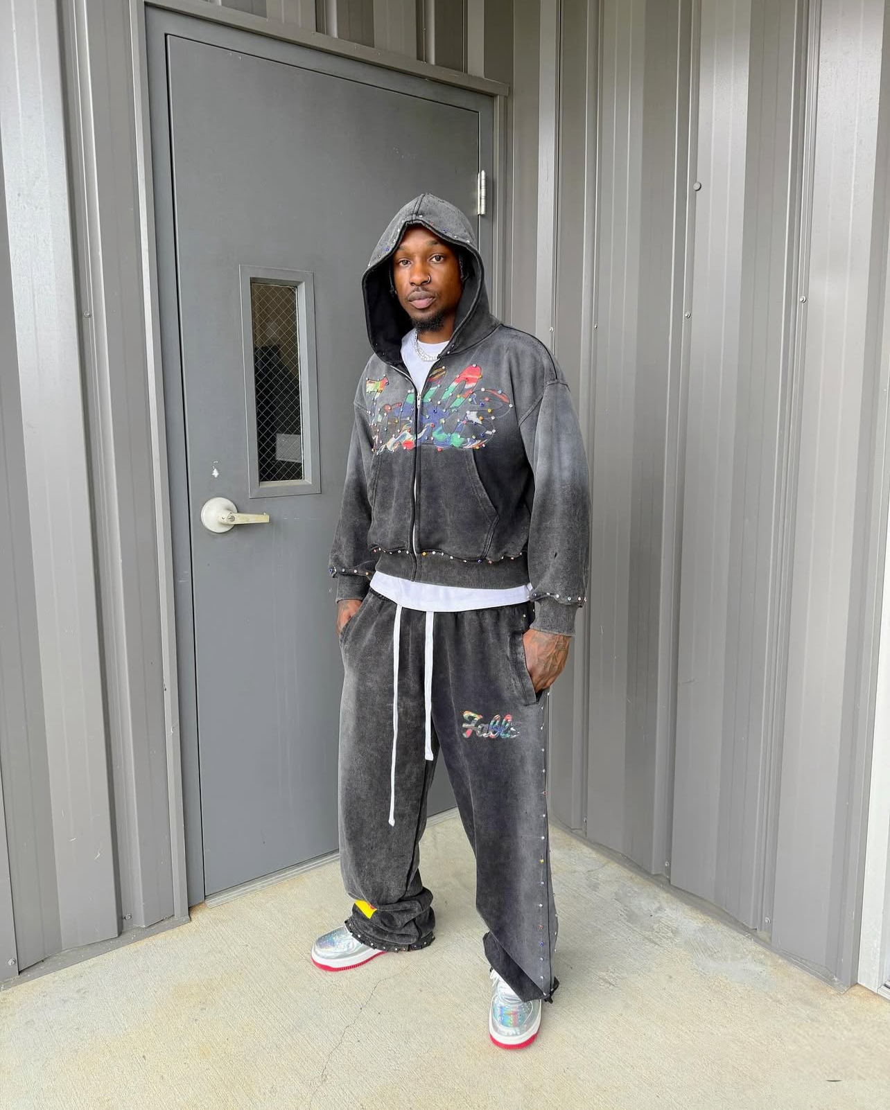 Urban streetwear look featuring Fabl3 hoodie grey